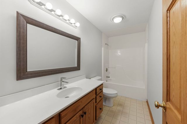 1242 Bristol Drive W, Sycamore, IL 60178