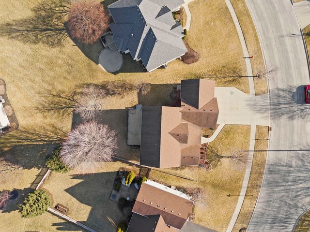 1242 Bristol Drive W, Sycamore, IL 60178