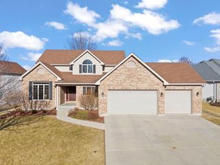 1242 Bristol Drive W, Sycamore, IL 60178