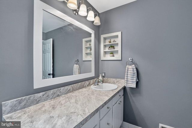 215 BIRCH HOLLOW DR, Bordentown, NJ 08505