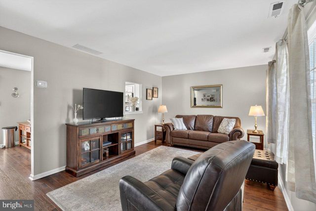 215 BIRCH HOLLOW DR, Bordentown, NJ 08505