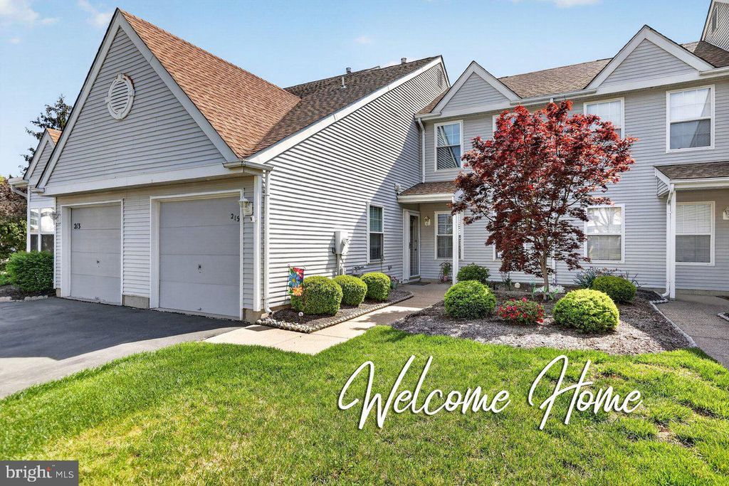 215 BIRCH HOLLOW DR, Bordentown, NJ 08505