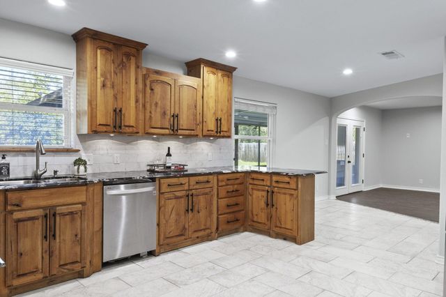 320 Meadow Drive, Bridge City, TX 77611