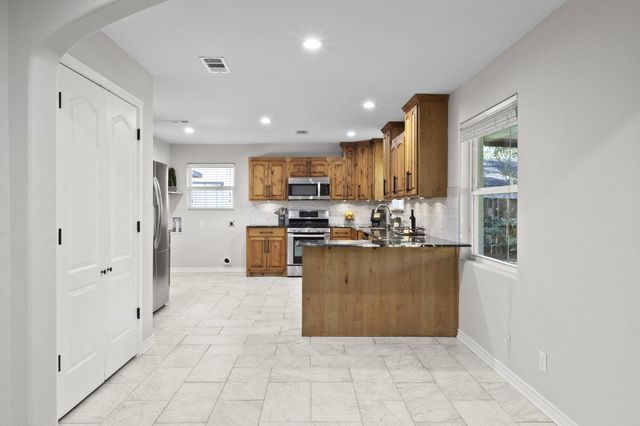 320 Meadow Drive, Bridge City, TX 77611