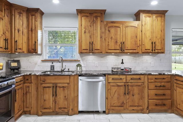 320 Meadow Drive, Bridge City, TX 77611