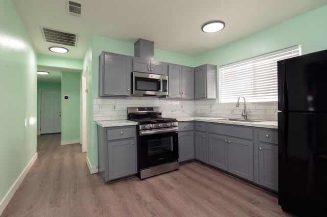 1901 E Clay Avenue, Fresno, CA 93701