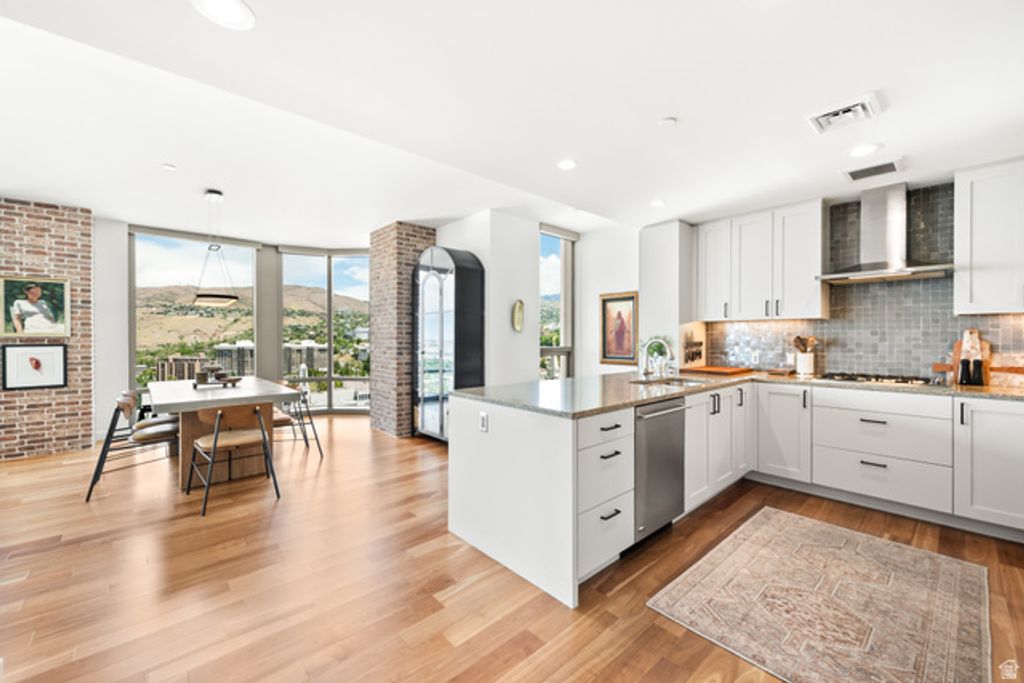 Image 3 of property listing at 99 W SOUTH TEMPLE ST #2206, Salt Lake City, UT 84101