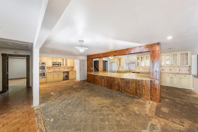 7455 S Sleepy Hollow Drive, Tulsa, OK 74136