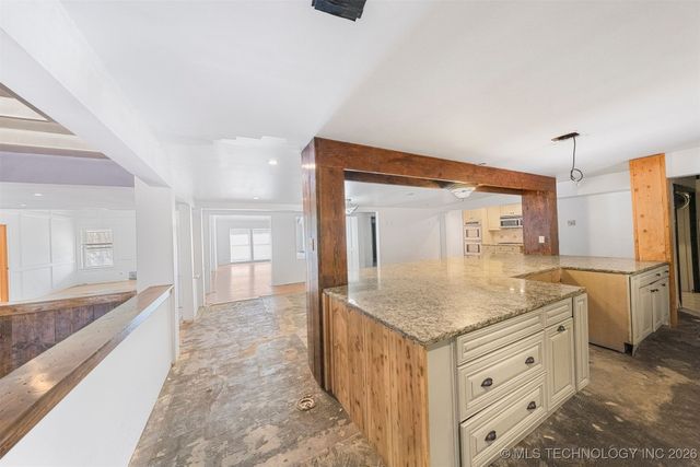 7455 S Sleepy Hollow Drive, Tulsa, OK 74136