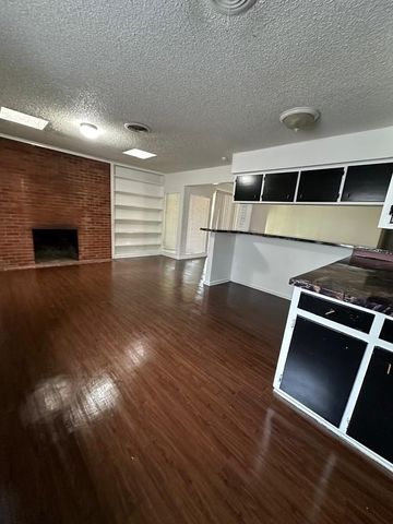 2101 Bradford Drive, Arlington, TX 76010