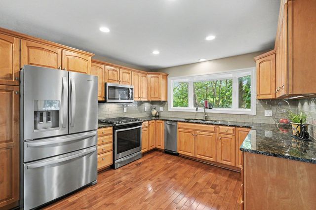 5710 Oakview Lane N, Plymouth, MN 55442