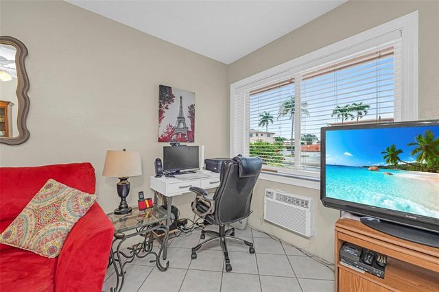 1000 SW 11th Avenue 2E, Hallandale Beach, FL 33009