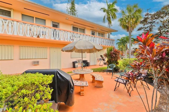 1000 SW 11th Avenue 2E, Hallandale Beach, FL 33009