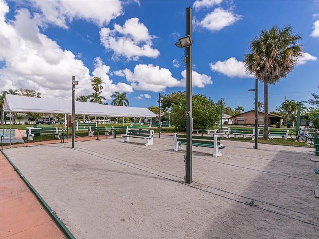 1000 SW 11th Avenue 2E, Hallandale Beach, FL 33009