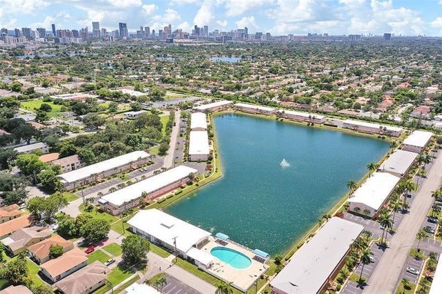 1000 SW 11th Avenue 2E, Hallandale Beach, FL 33009