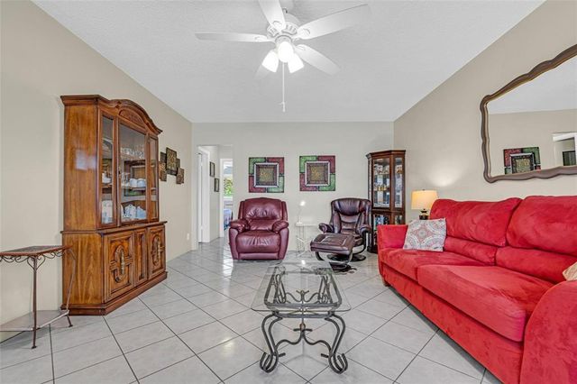 1000 SW 11th Avenue 2E, Hallandale Beach, FL 33009