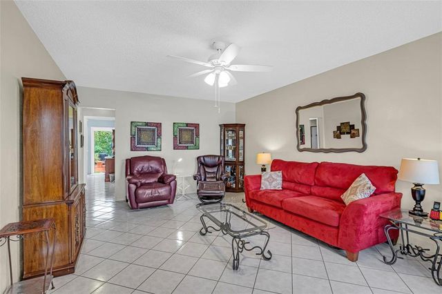 1000 SW 11th Avenue 2E, Hallandale Beach, FL 33009