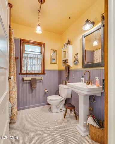 1355 Jackson Hollow Road, Mosheim, TN 37818