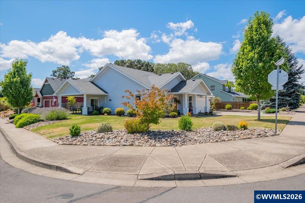 Image 3 of property listing at 1169 SE Academy St, Dallas, OR 97338