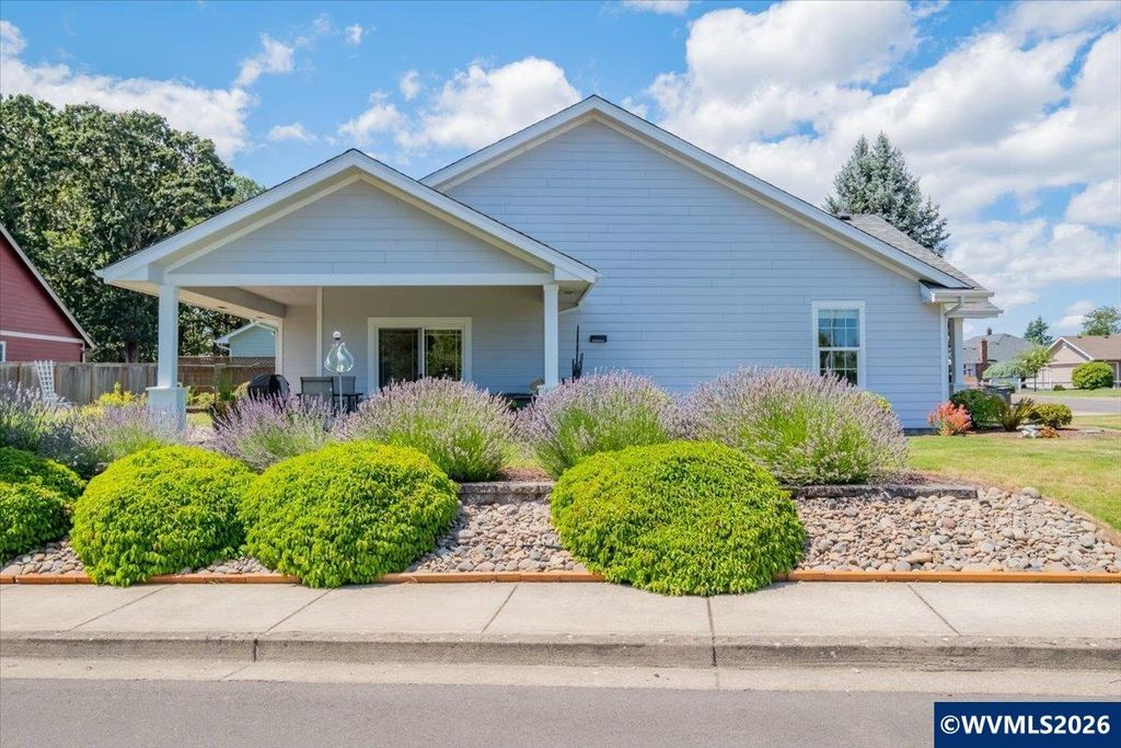 Image 4 of property listing at 1169 SE Academy St, Dallas, OR 97338
