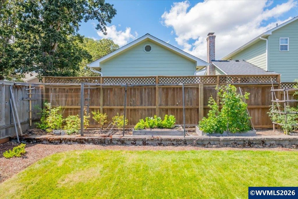 Image 39 of property listing at 1169 SE Academy St, Dallas, OR 97338