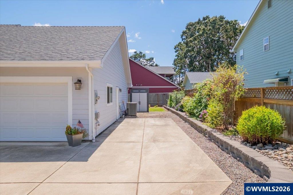 Image 5 of property listing at 1169 SE Academy St, Dallas, OR 97338