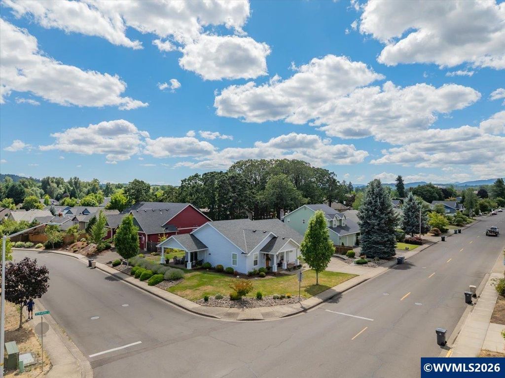 Image 6 of property listing at 1169 SE Academy St, Dallas, OR 97338