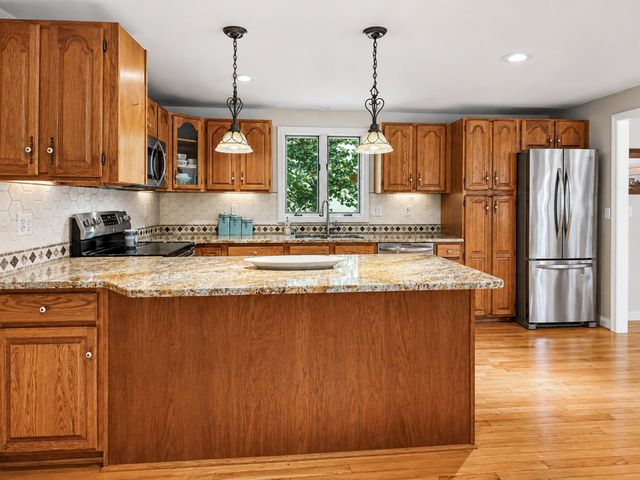 33 Oriole Road, Windham, NH 03087