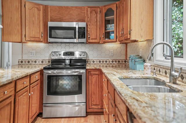 33 Oriole Road, Windham, NH 03087