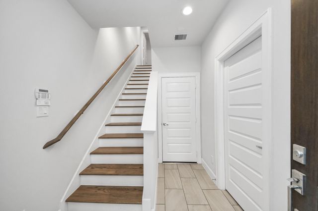2719 Clinton Drive, Houston, TX 77020