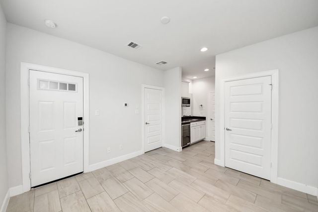 2719 Clinton Drive, Houston, TX 77020