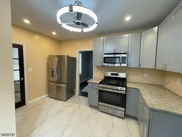 25 Bayview Ave, Newark City, NJ 07112