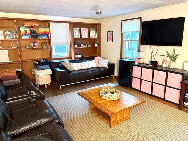 691 E Pleasant St, Amherst, MA 01002