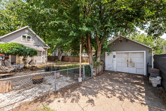 1815 AVENUE E, Council Bluffs, IA 51501
