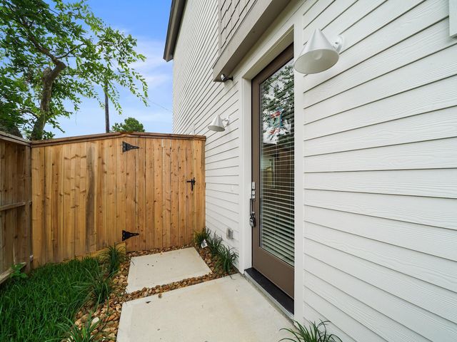 7504 Carver Road B, Houston, TX 77088