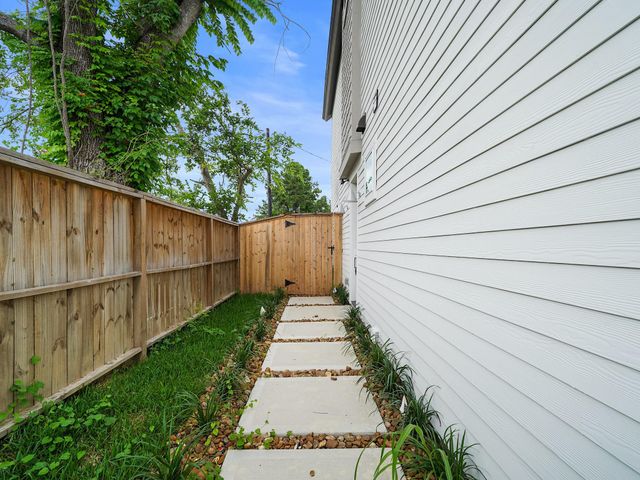 7504 Carver Road B, Houston, TX 77088
