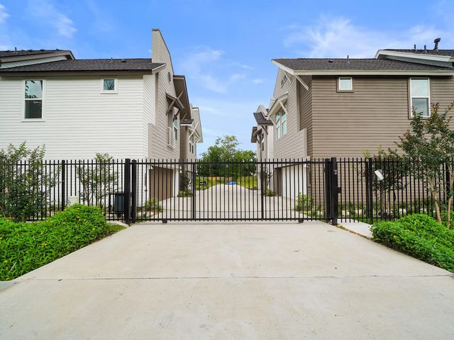 7504 Carver Road B, Houston, TX 77088