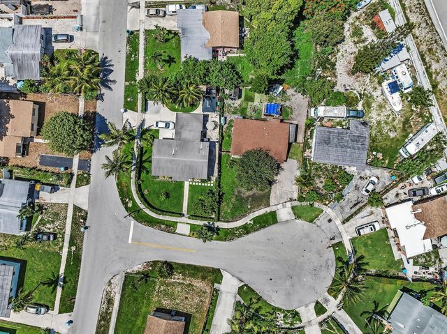 2743 NW 2nd Street, Boynton Beach, FL 33435