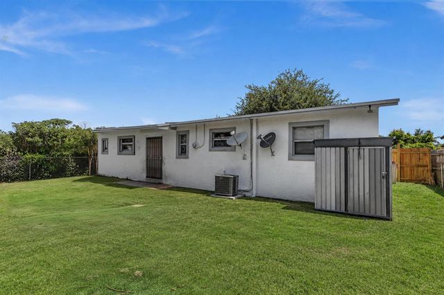 2743 NW 2nd Street, Boynton Beach, FL 33435