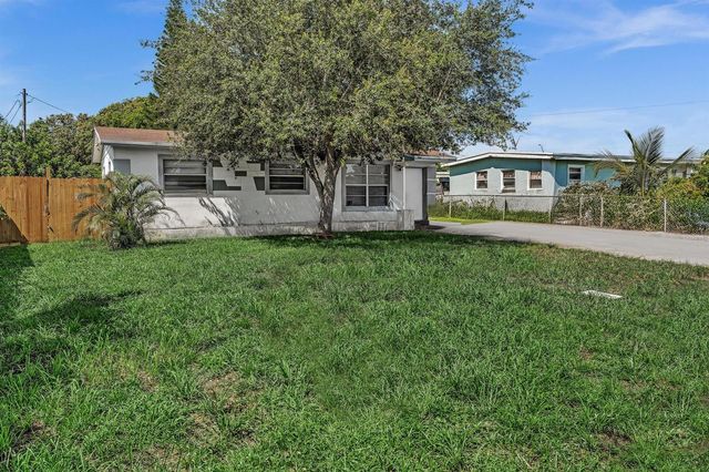 2743 NW 2nd Street, Boynton Beach, FL 33435
