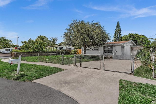 2743 NW 2nd Street, Boynton Beach, FL 33435