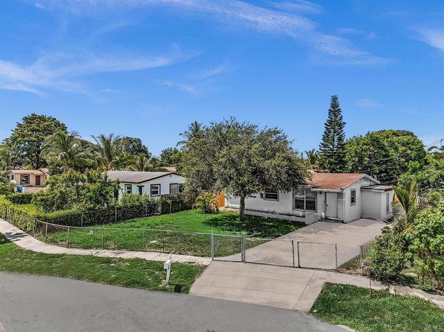 2743 NW 2nd Street, Boynton Beach, FL 33435