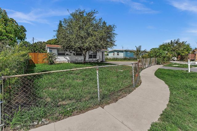 2743 NW 2nd Street, Boynton Beach, FL 33435