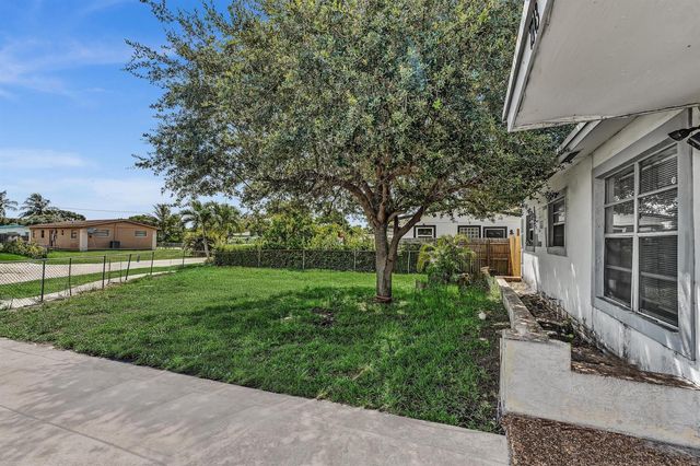 2743 NW 2nd Street, Boynton Beach, FL 33435