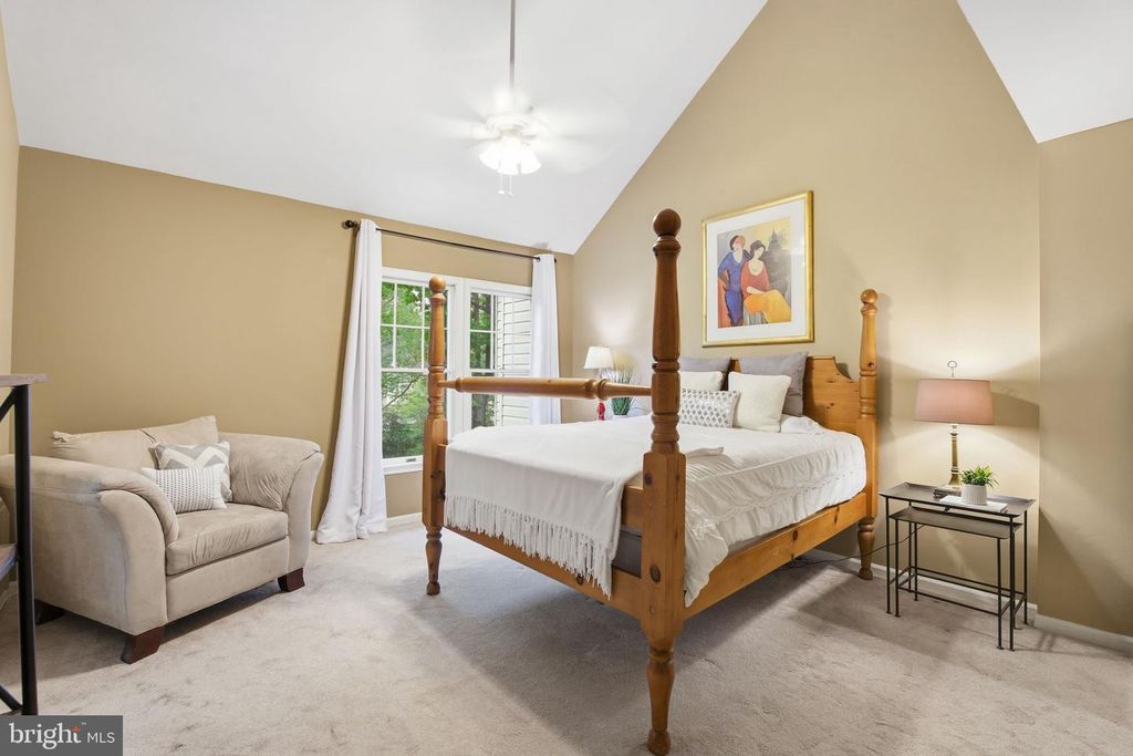 Image 10 of property listing at 12634 GRANITE RIDGE DR, North Potomac, MD 20878