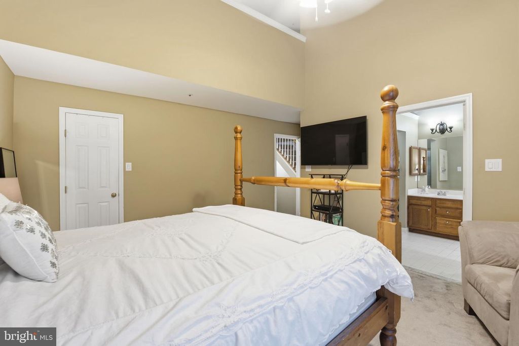 Image 11 of property listing at 12634 GRANITE RIDGE DR, North Potomac, MD 20878
