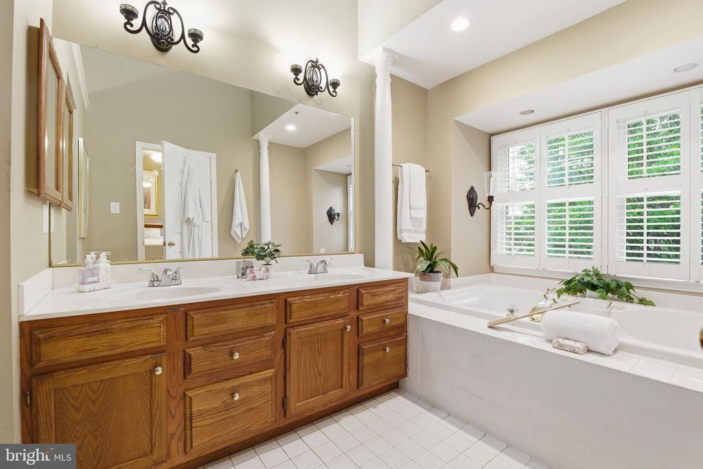 Image 12 of property listing at 12634 GRANITE RIDGE DR, North Potomac, MD 20878