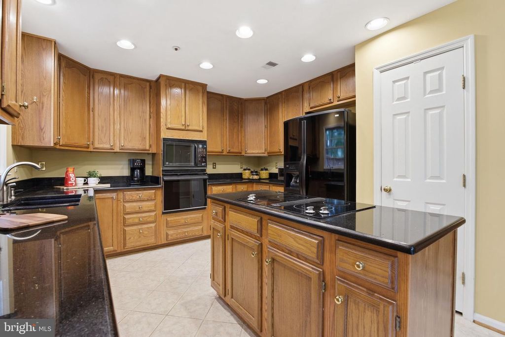 Image 5 of property listing at 12634 GRANITE RIDGE DR, North Potomac, MD 20878