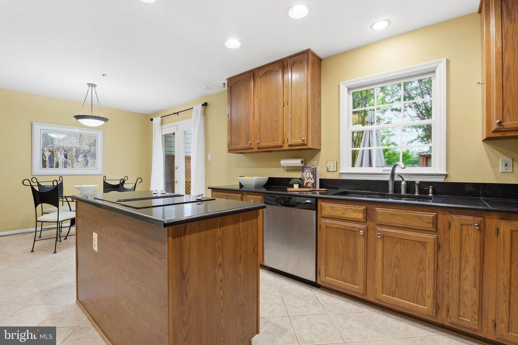 Image 6 of property listing at 12634 GRANITE RIDGE DR, North Potomac, MD 20878