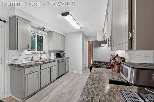 5539 Sunwood Drive, Waterford, MI 48329